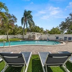 2b1b Stylish Little House W Shared Pool 511 Clearwater